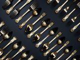 beaucoup de cuillères et de fourchettes en argent sur la table