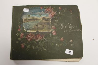 un vieux livre avec une illustration sur la couverture, posé sur une table
