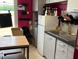 une petite cuisine avec une table et des chaises