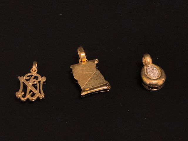 Pendentif goutte à décor d’un pavage de pierre blanches en or 18 ...