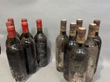 plusieurs bouteilles de vin sont alignées sur une table