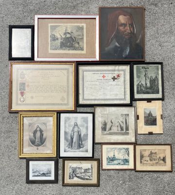 un assortiment de souvenirs militaires, encadrés ou non, dont une photo d'un soldat