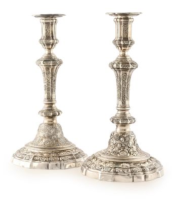 paire de chandeliers anciens en argent sur fond blanc