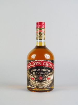 une bouteille de whisky écossais posée sur une surface blanche