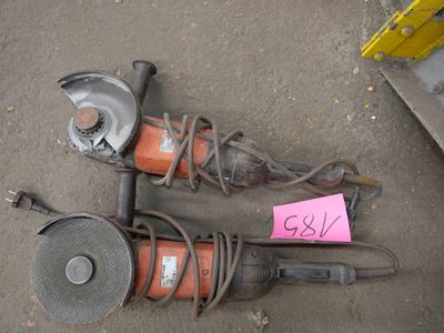 deux outils électriques posés par terre