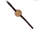 une montre marron avec un cadran doré sur fond blanc