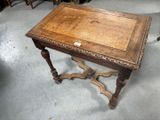 une petite table avec un plateau en bois dans une pièce