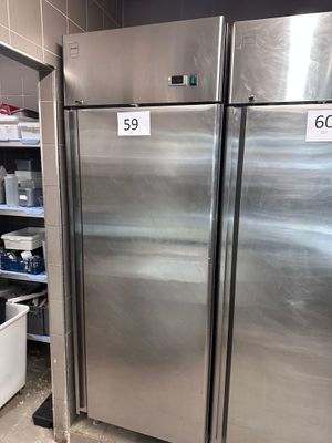 des réfrigérateurs en acier inoxydable dans un magasin, avec une étiquette de prix