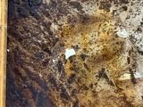 un gros plan sur une trace de rouille sur un morceau de bois