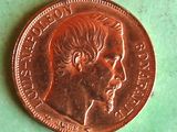 a close up of a penny with a man ' s face on it
