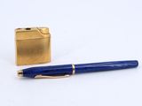 un briquet et un stylo bleu posés l'un à côté de l'autre