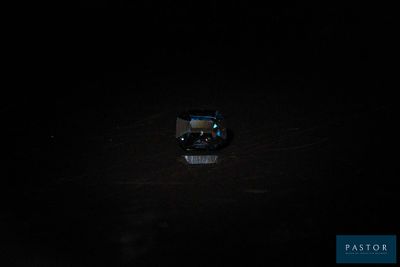 un petit camion jouet posé là dans le noir