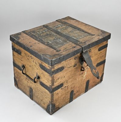 une petite boîte en bois munie d'un loquet métallique