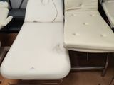 une chaise blanche et une table blanche dans une pièce