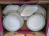 une boîte en carton contenant tout un tas d'assiettes et de bols