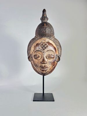 Masque en bois sculpté rehaussé de kaolin.
