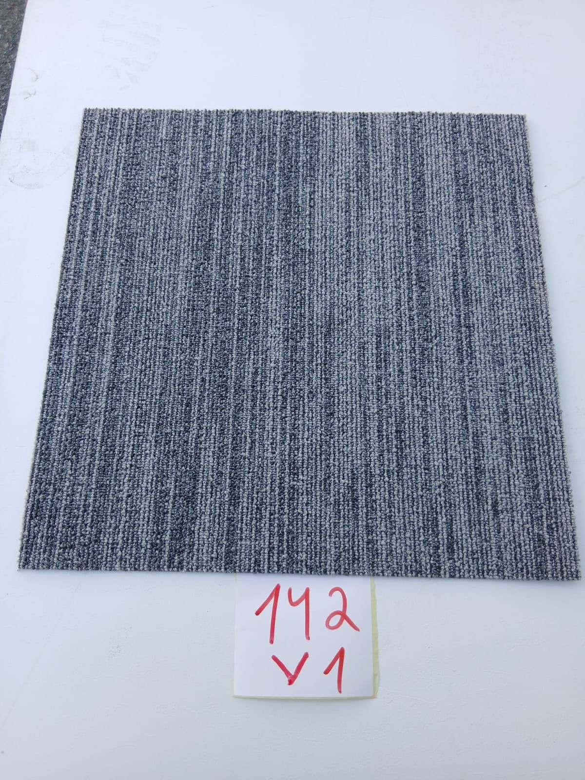 Environ 100 m² de dalles de moquette FIRST DECODE, coloris 9…