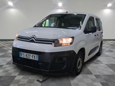 la camionnette blanche est garée dans une grande pièce au sol en damier