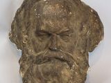 une tête d'homme en pierre, barbu