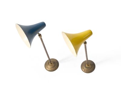 une paire de lampes en laiton et bleues sur fond blanc