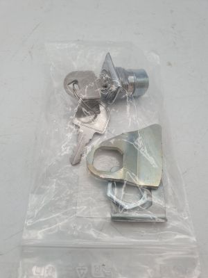 deux clés dans un sac en plastique posé sur une table