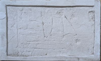 une plaque en pierre sur laquelle figure l'image d'un homme et d'une femme