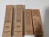 trois boîtes de télécommandes posées sur une table blanche