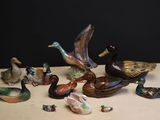 beaucoup de canards posés sur une table