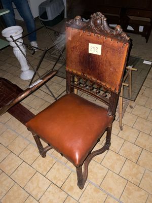 une chaise posée sur le sol d'une pièce