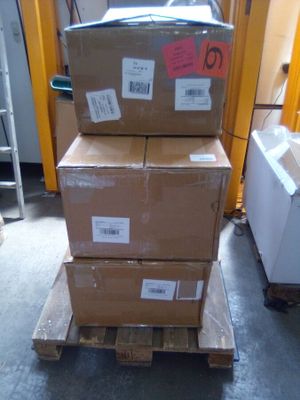 boîtes empilées les unes sur les autres sur une palette dans un entrepôt