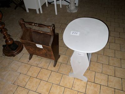 une table et une chaise blanches dans une pièce au sol carrelé