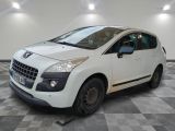 la photo d'une voiture blanche garée dans un garage