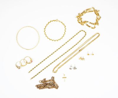 un assortiment de bijoux en or comprenant un collier, un bracelet et une bague