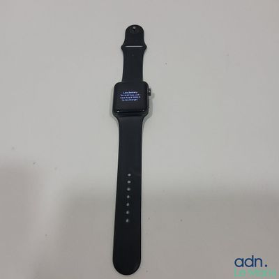 une Apple Watch posée sur une table, à côté d'un plan de travail blanc