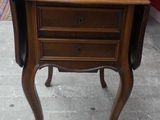 une petite table surmontée d'un tiroir