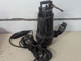 une image représentant une pompe à eau à laquelle est raccordé un cordon