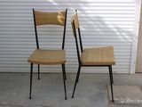 deux chaises placées l'une à côté de l'autre sur le trottoir