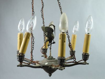 un lustre auquel sont suspendues cinq lampes