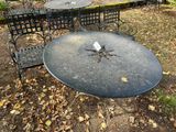 une table et des chaises installées dehors, sur la pelouse
