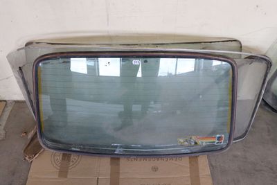 un vieux téléviseur posé sur un carton dans une pièce