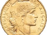 Gros plan sur une pièce d'or ornée d'une tête de femme