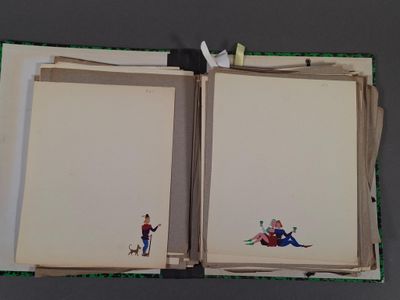 un livre ouvert avec la photo d'un homme et d'une femme