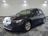 La Volkswagen Golf est garée sur un sol à damier