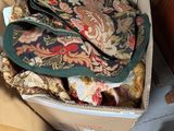 une boîte remplie de couvertures posée par terre