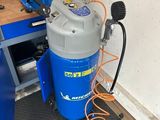 une machine bleue posée sur un établi