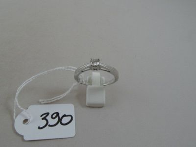 une photo d'une bague à laquelle est accrochée une étiquette de prix