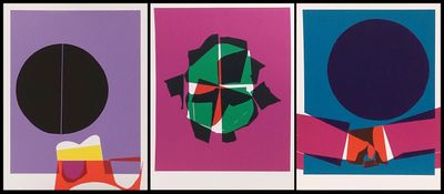 quatre tableaux de couleurs différentes, de formes et de tailles variées, sur fond noir