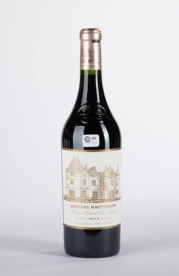 la bouteille de vin est posée sur la table à côté du verre