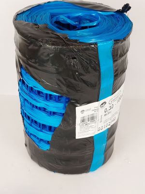 un rouleau de matière plastique noire et bleue emballé dans du plastique