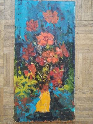 un tableau représentant des fleurs dans un vase jaune posé sur un parquet